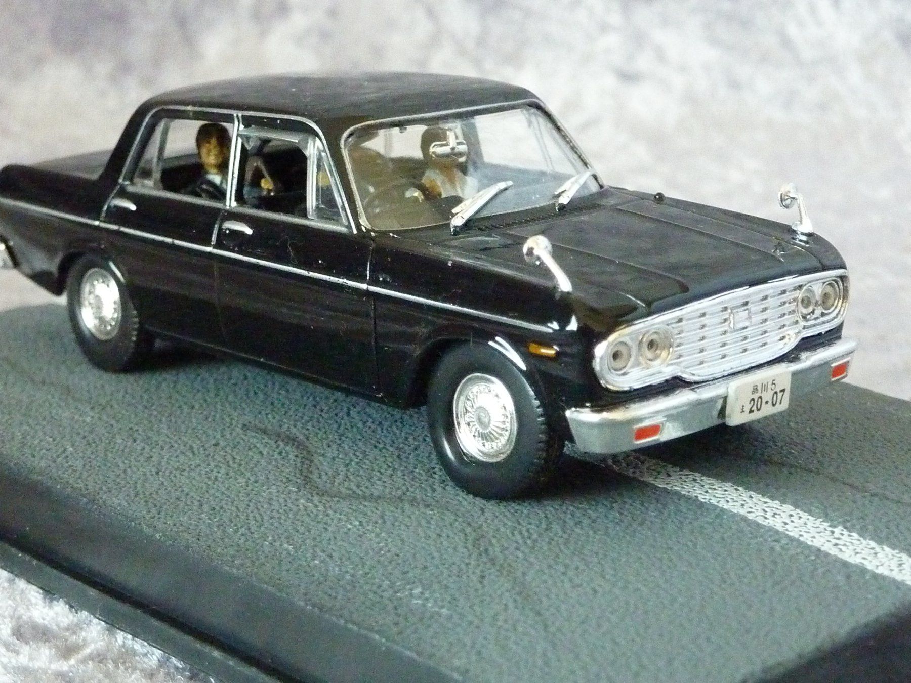 Toyota Modellini d'auto: Toyota Crown James Bond  1:43 – Nuovo (secondo la descrizione) da Dürrenäsch venduto da modellautos4you 3