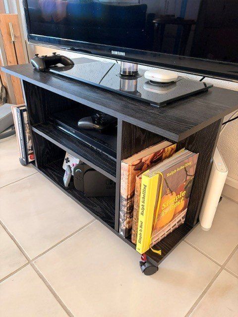 Mobili TV: Fernsehmöbel auf Rollen, Holz schwarz – Usato da Oberwil Lieli venduto da Knokkelmann 3