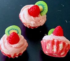 3 rosa/ w. Cupcakes (Erdbeer/Kiwi) f/Puppenstuben. Handarb.