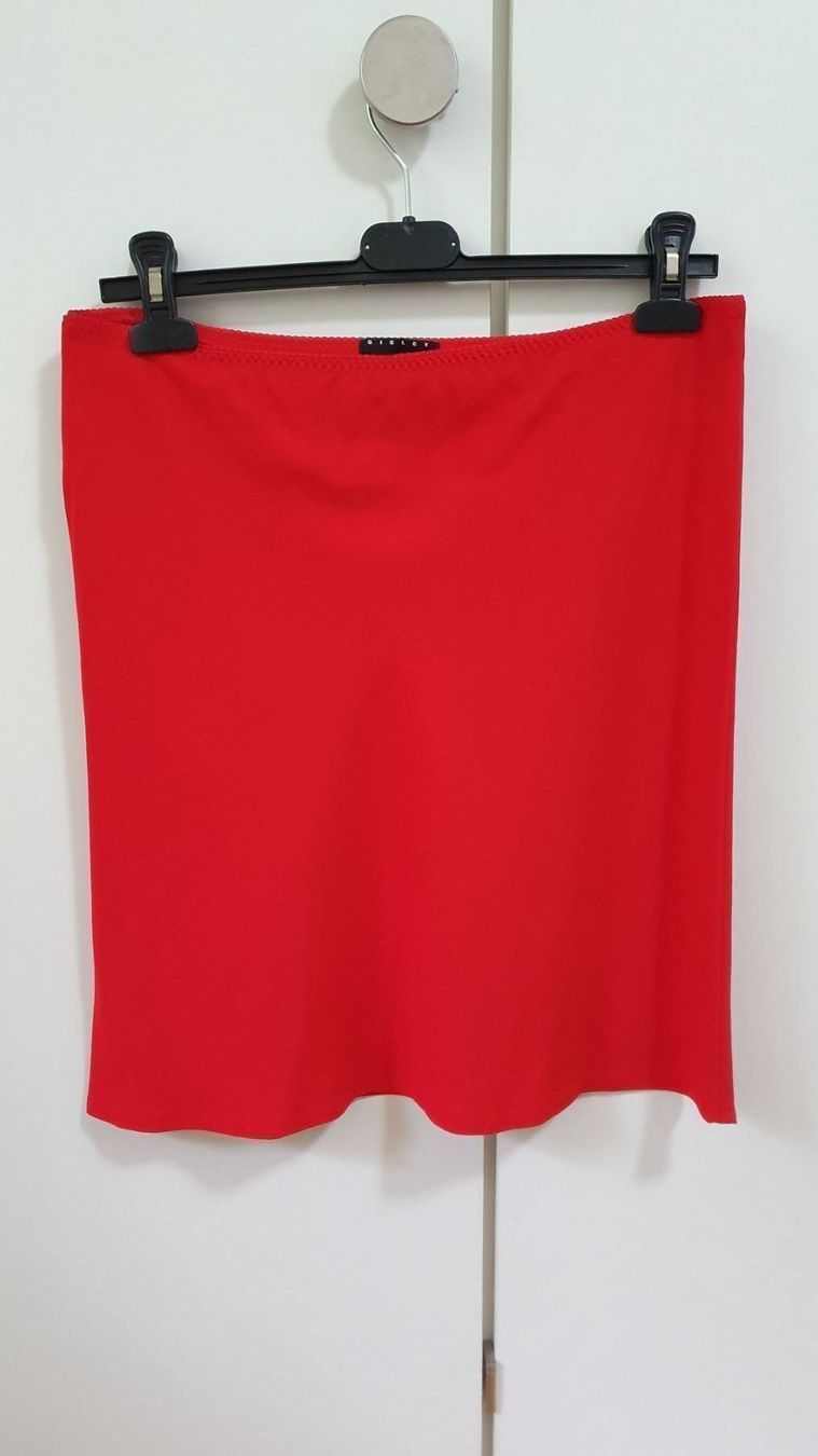 Sisley Gonne: NEW Sisley Red Skirt / roter Rock – Nuovo (secondo la descrizione) da Zug venduto da diana.bee