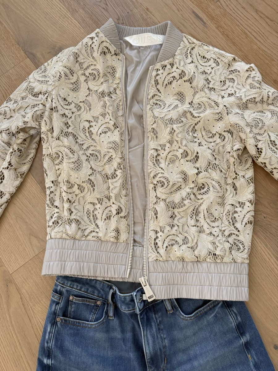 Guess Lotti di vestiti: Guess Blouson mit Guess Jeans – Usato da Hornussen venduto da Regeboge77 1