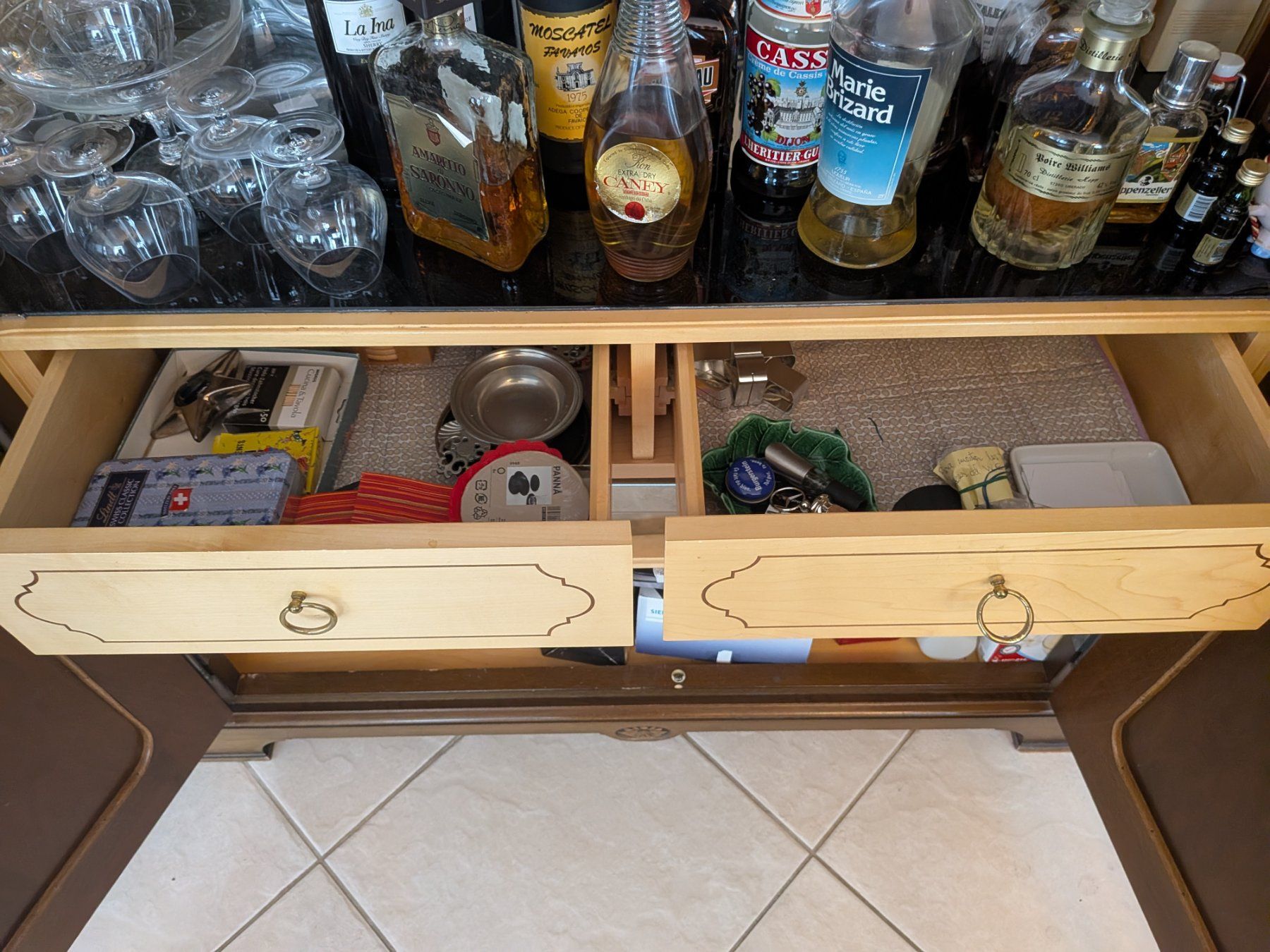Armadi: Massiver Bar Schrank – Usato da Effretikon venduto da Mgossner 2