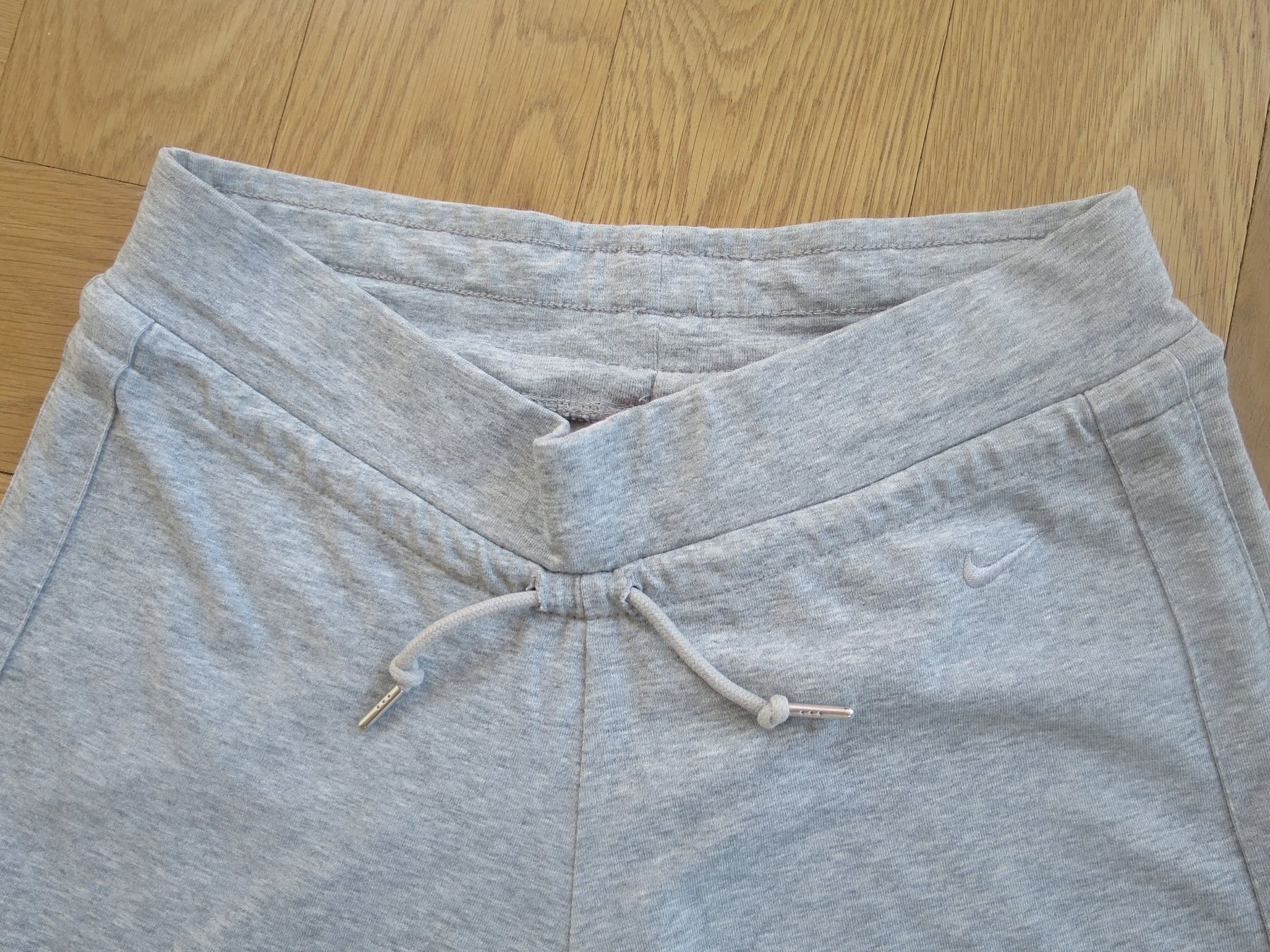 Pantaloni: Damen-Trainerhose Nike Grösse XS – Usato da Zürich venduto da Weluma 2