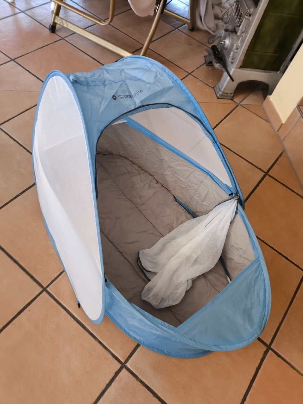 Betten: Samsonite Pop Up Baby reisebett – Gebraucht aus Meinisberg von Destiny1972 1
