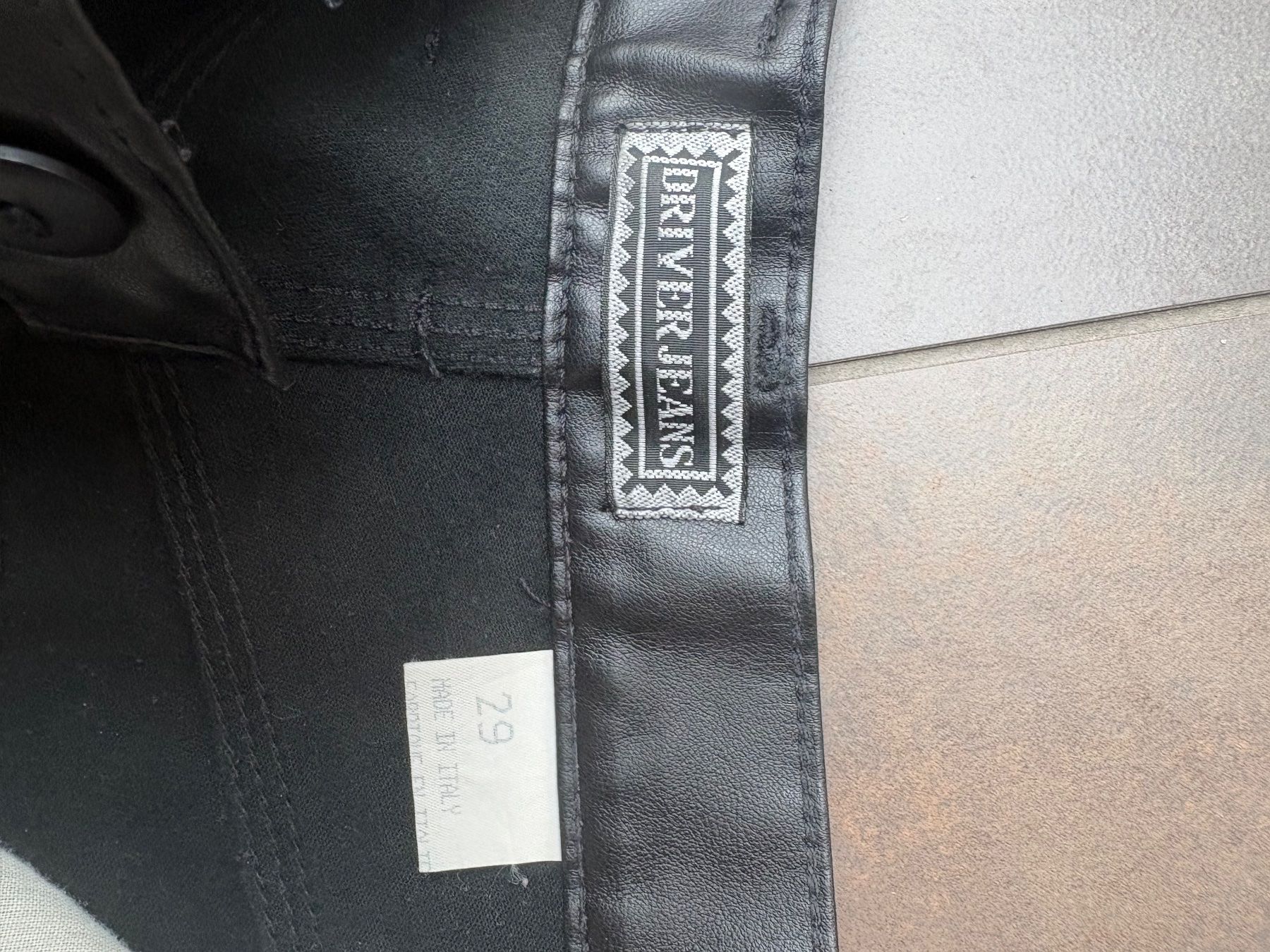 Pantaloni: Schwarze Kunstlederhose Driver Jeans Gr. 29 – Usato da Boltigen venduto da emolaki 2