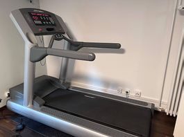 Life Fitness Club Series Laufband  Studioqualität
