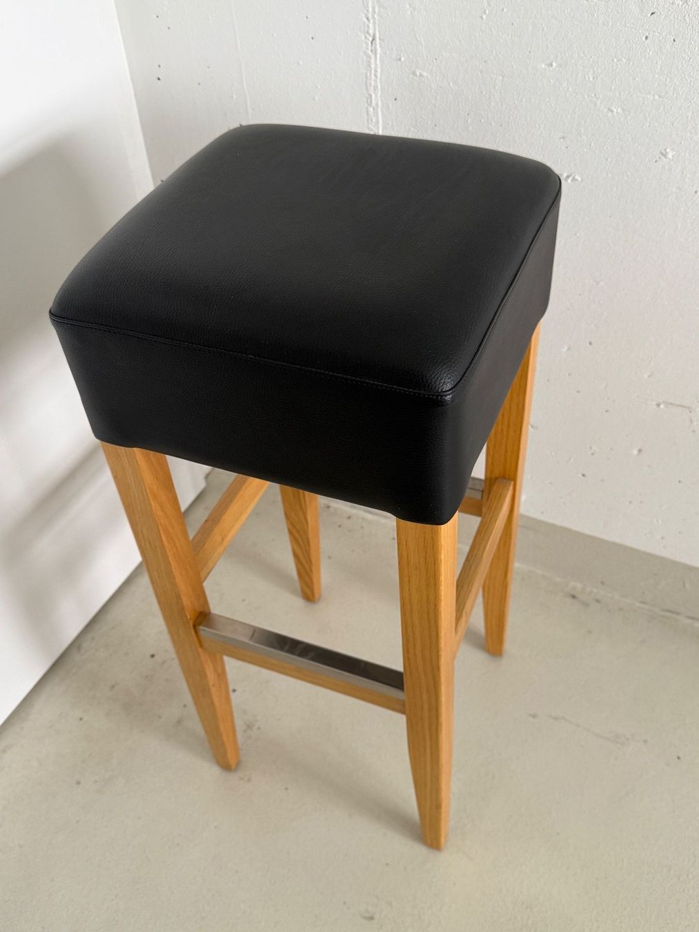 Sgabelli: Vega Holz Barhocker mit Kunstlederbezug – Usato da Volketswil venduto da Scoobi500 5