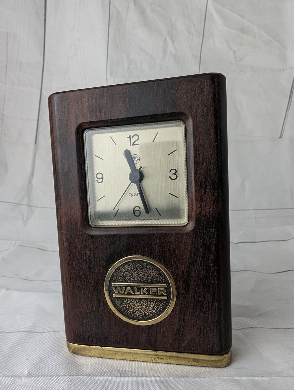 Pendules & Horloges murales: Alte Werbeuhr Walker aus Holz mit Wecker – D'occasion à Baden par swiss-alps 1