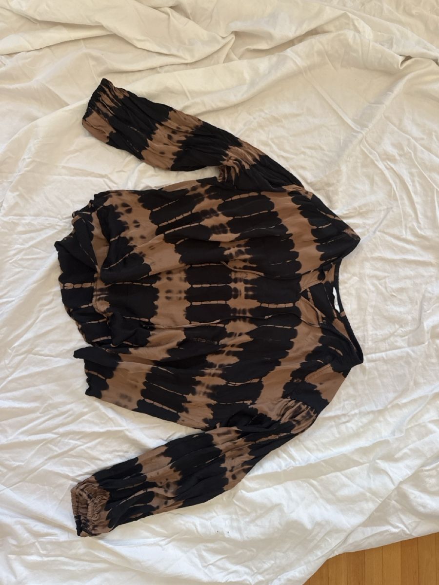 Blusen: Bluse mit Batikmuster braun/schwarz Groesse S von Froglor – Neu (gemäss Beschreibung) aus Zürich von mic_95l5