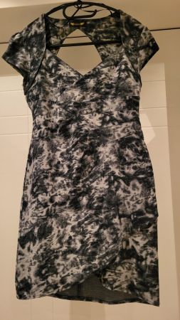 Schickes Sommerkleid mit Rückenausschnitt Gr. 36 S
