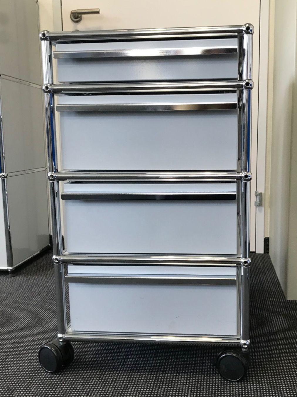 USM Banconi: USM Haller Rollcontainer Lichtgrau 4 Schubladen – Usato da Zug venduto da Cry71