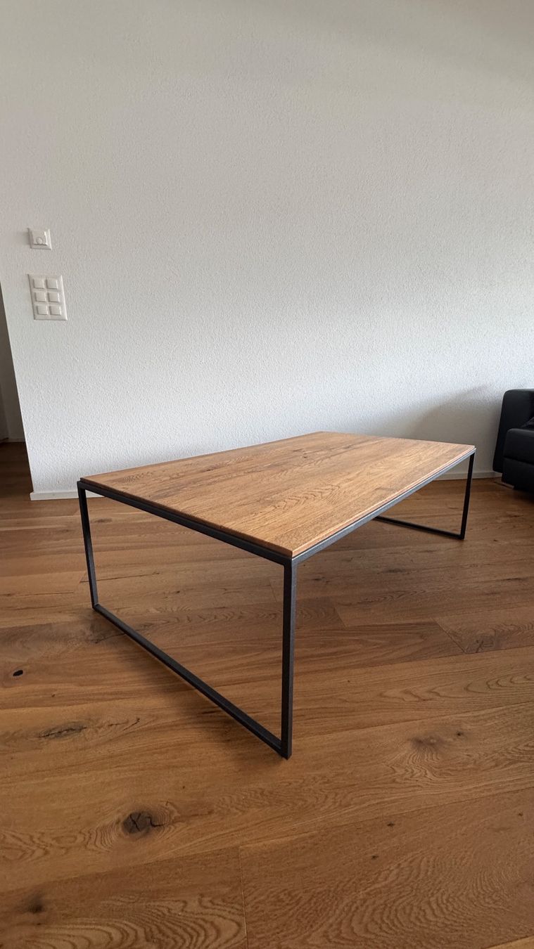 Tische: Massiver Wildeiche  Salontisch mit Metallgestel – Gebraucht aus St. Erhard von secc