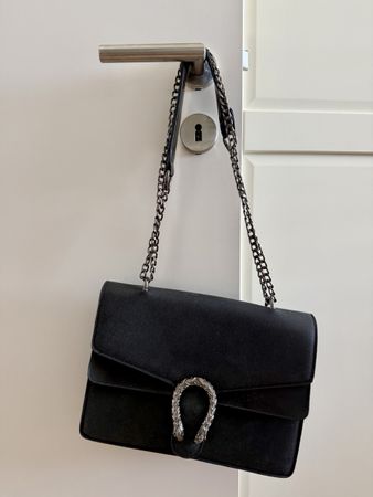 Handtasche schwarz mit Kettenträger