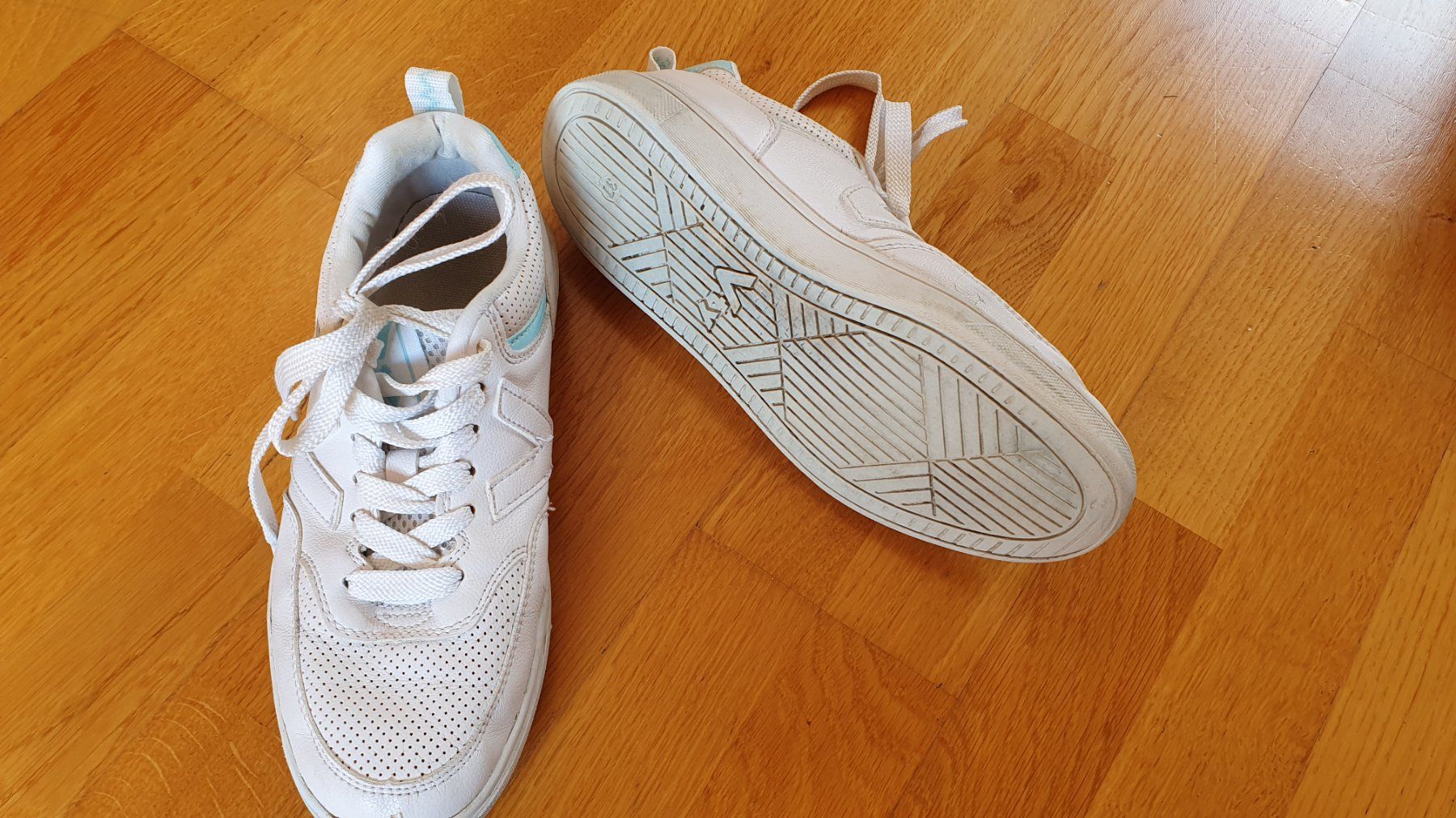 Scarpe da uomo: Weisse Turnschuhe Grösse 37 – Usato da Niederwangen b. Bern venduto da thurncaro 1