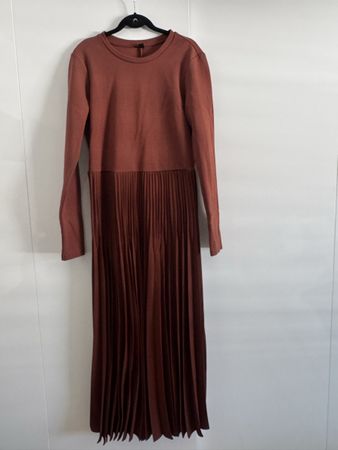 Plissiertes Strickkleid von Uniqlo (Wadenlänge)