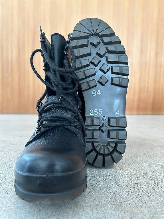 Scarpe da donna: Schweizer Armeestiefel, Gr. 38 – Usato da Domat/Ems venduto da lut_96v7