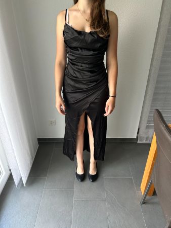Elegantes schwarzes Abendkleid. Grösse M. Dezent