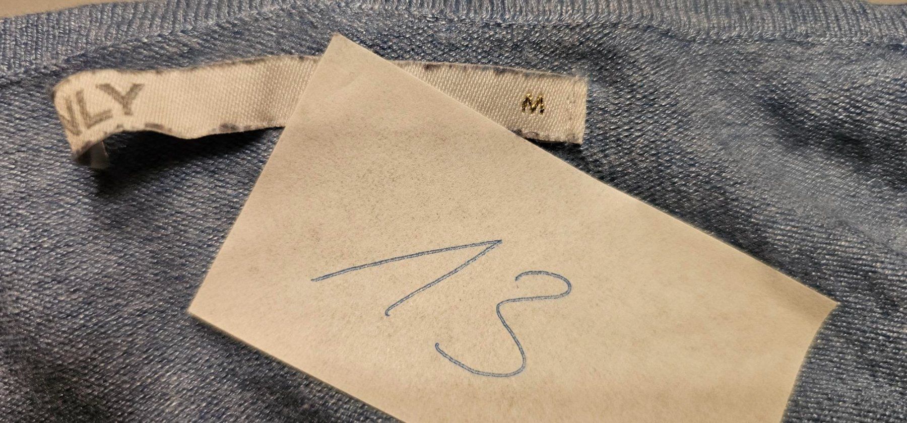 Maglioni & Felpe: Damen Strickjacke grau Grösse M – Usato da Azmoos venduto da Jadejo 2