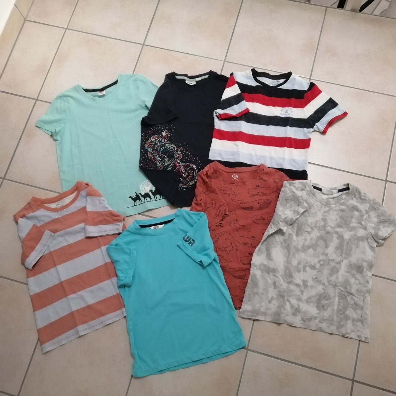 Lotti & Set di vestiti: Kinder Shirts Gr. 128/134 – Usato da Henau venduto da AXAA