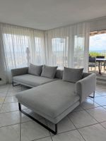 Graues Stoffsofa