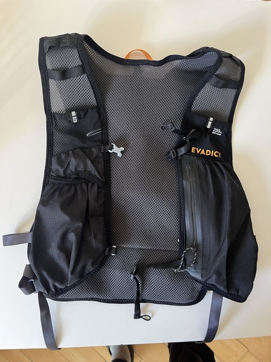 Decathlon Zaini: sac trail en parfait état  – Nuovo (secondo la descrizione) da La Chaux-de-Fonds venduto da vert_j