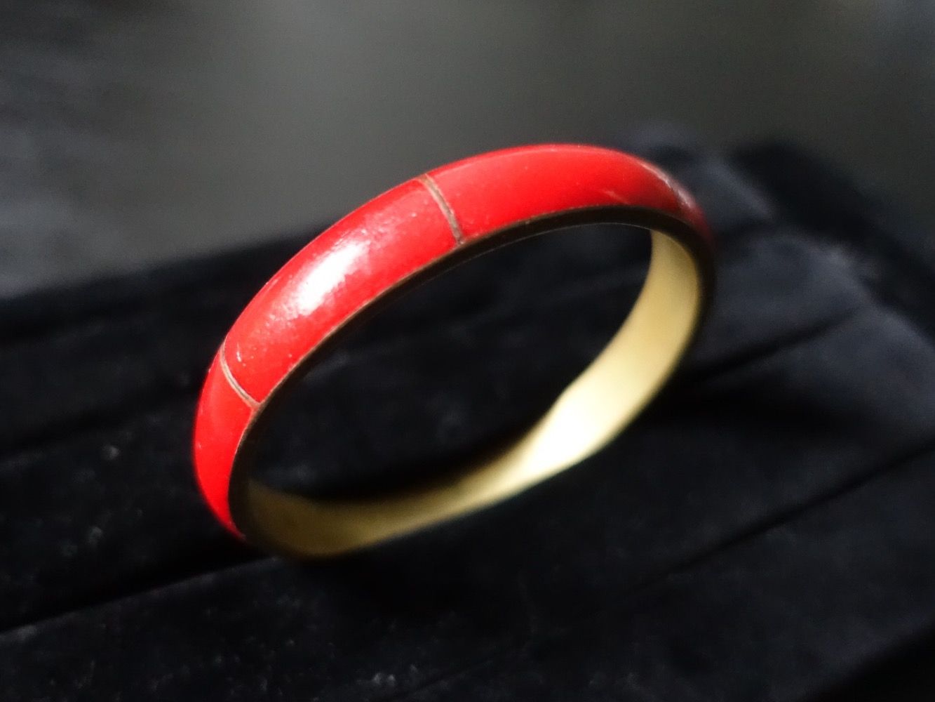 Bracciali & Braccialetti: Armreif aus Messing mit roten Einlagen – Usato da Russikon venduto da Eulenfeder