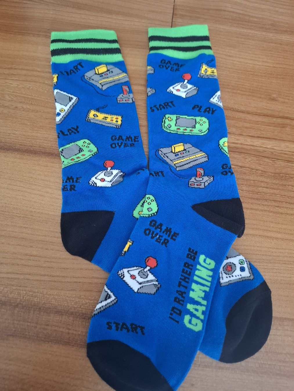 Calze: Blaue Gaming Socken mit Controller und Game Over Print – Nuovo e nell'imballaggio originale da Aarberg venduto da Happy058
