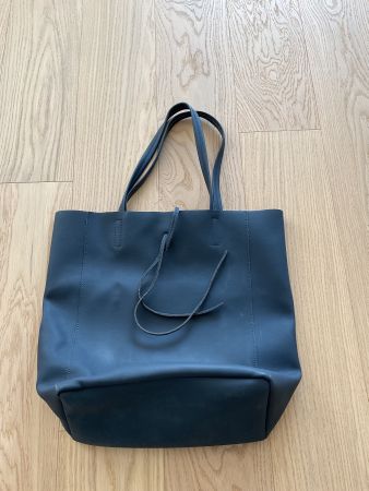 Rossis Shopper in veganem Leder in dunkelblau