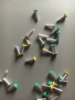 Kleine Stecker aus Aluminium für Spiel (grüne & gelbe Köpfe)