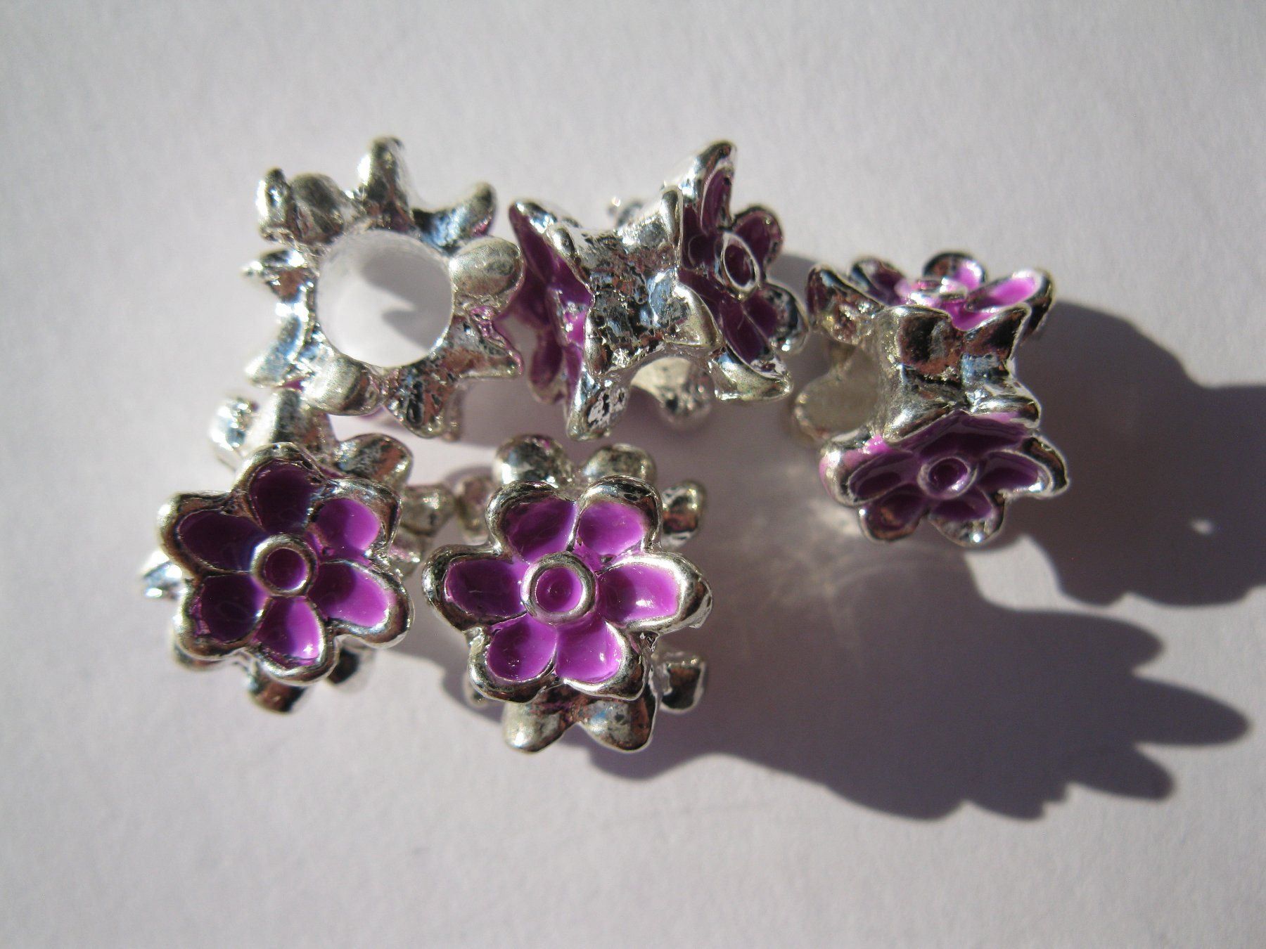 Perle (finte): 2 Grosslochperlen, Beads, Blume, violett emailliert – Nuovo e nell'imballaggio originale da St. Margarethen TG venduto da LuanaKa 1