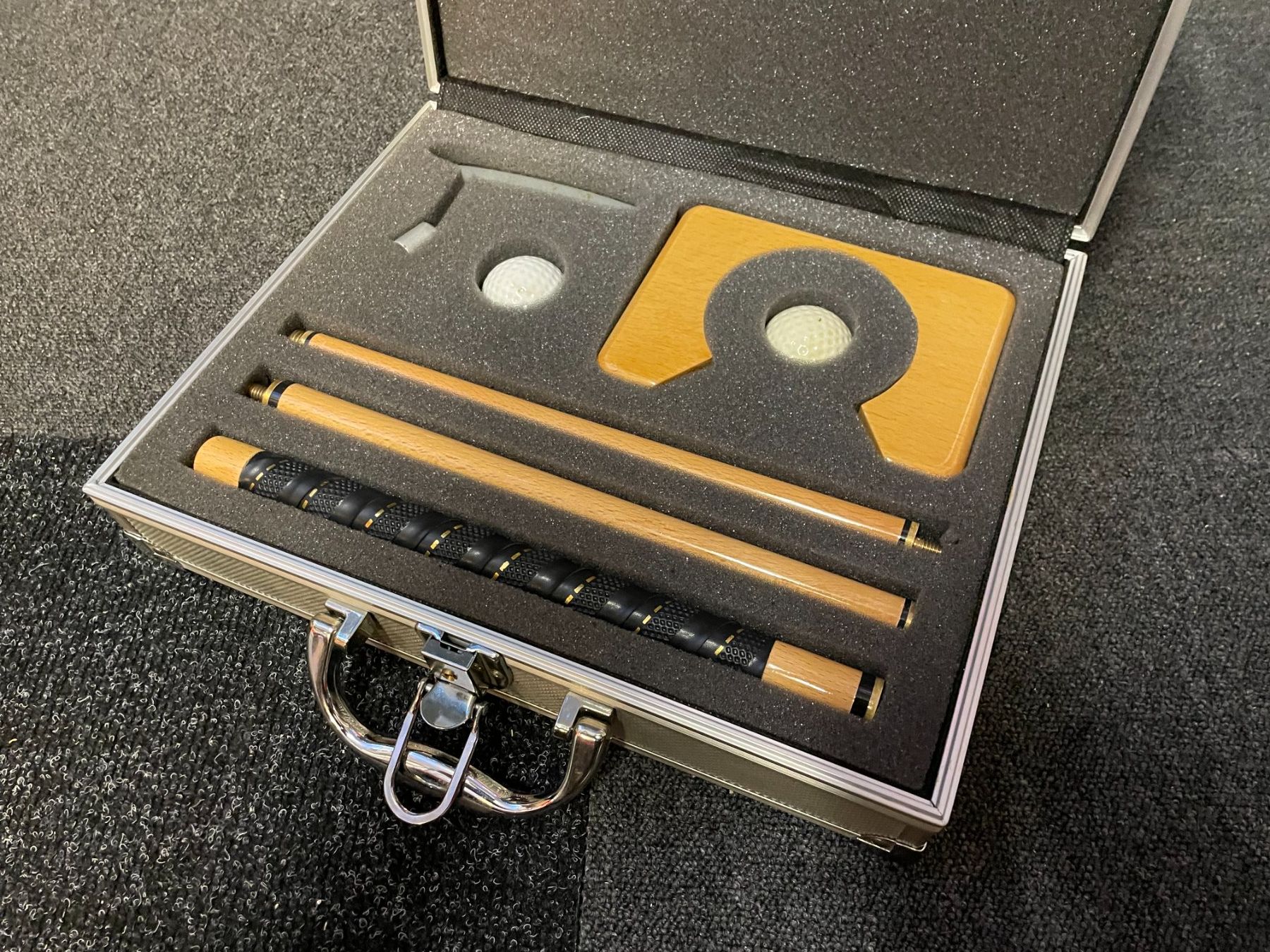 Mazze & Set: Golf Set - für zu Hause oder Unterwegs – Usato da Wabern venduto da carciofo