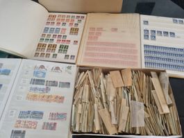 Posten mit xxxx CH Marken in Schachtel und Alben