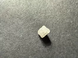 Sehr schöner heller kubischer Rohdiamant, ca. 4 mm