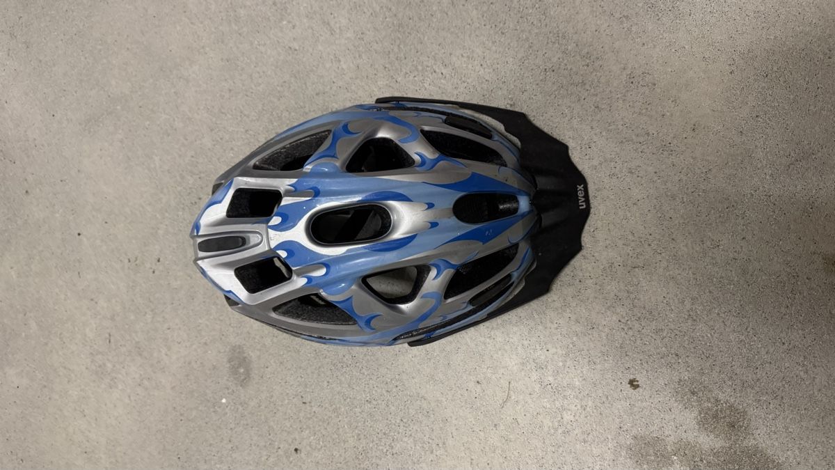 Caschi: Uvex bicycle helmet blue silver good condition – Usato da Winterthur venduto da Kevin.Prandini