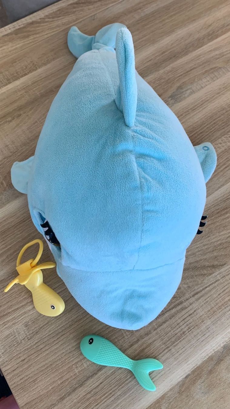 Spielzeuge: Plüsch Blublu Delfin mit Geräuschen – Gebraucht aus Biel-Benken BL von BelginE 1
