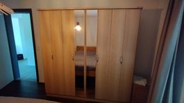 Armoire avec portes accordéon et miroir