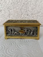 Ancien coffret à bijoux, métallique, intérieur velours.