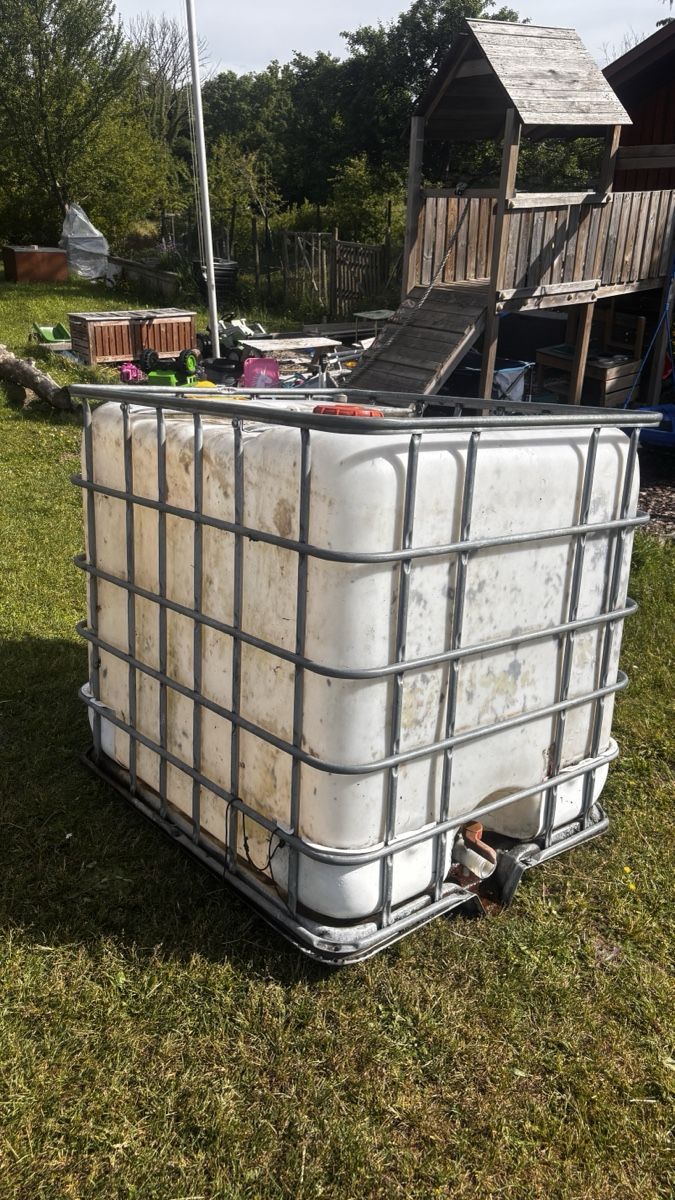Abbeveratoi e trogoli: Wassertank 1000 Liter IBC Container Regenwasser Garten – Usato da Hemishofen venduto da frank94