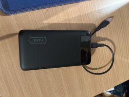 INIU 20'000mAh Power Bank (fast neu) inkl. Taschenlampe