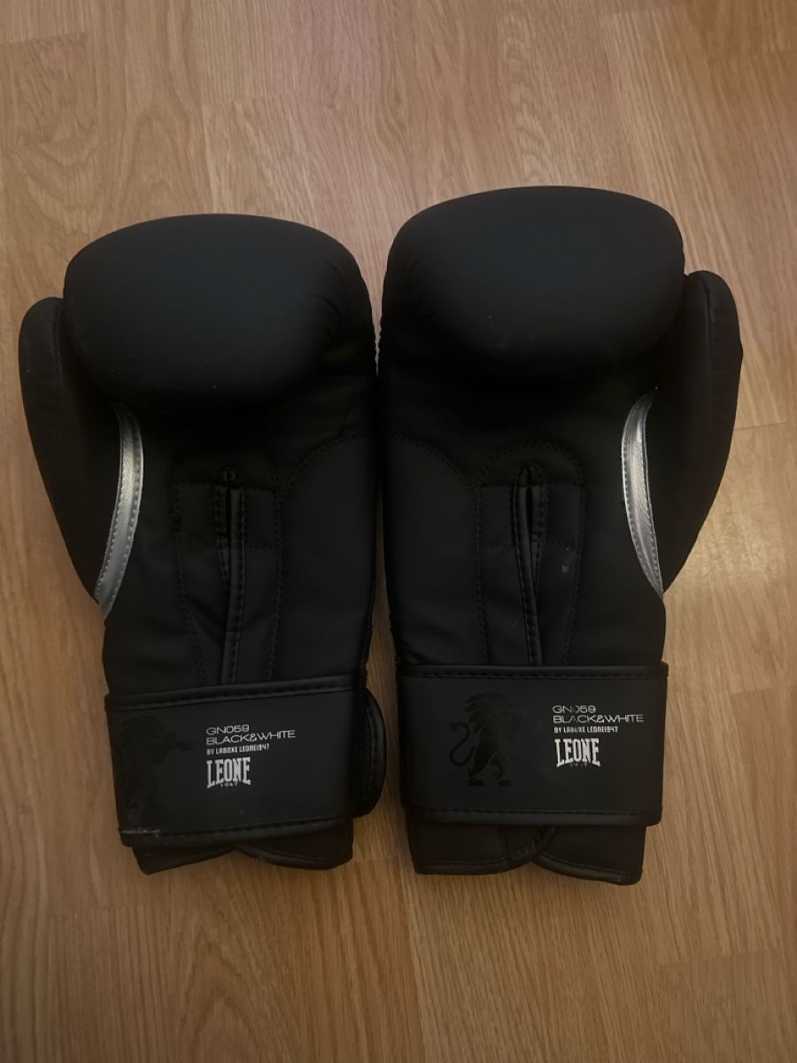Guanti & manicotti: Leone Boxhandschuhe 16 oz, Black Edition, schwarz – Nuovo (secondo la descrizione) da Affoltern am Albis venduto da keon_wetzel 1