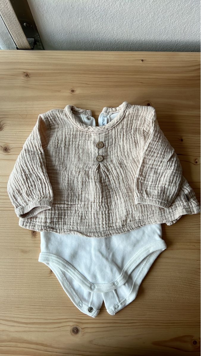 Hemden, Tops & T-Shirts: Baby Body mit integrierter Musselinbluse – Neu (gemäss Beschreibung) aus Wetzikon ZH von cyb_7y78