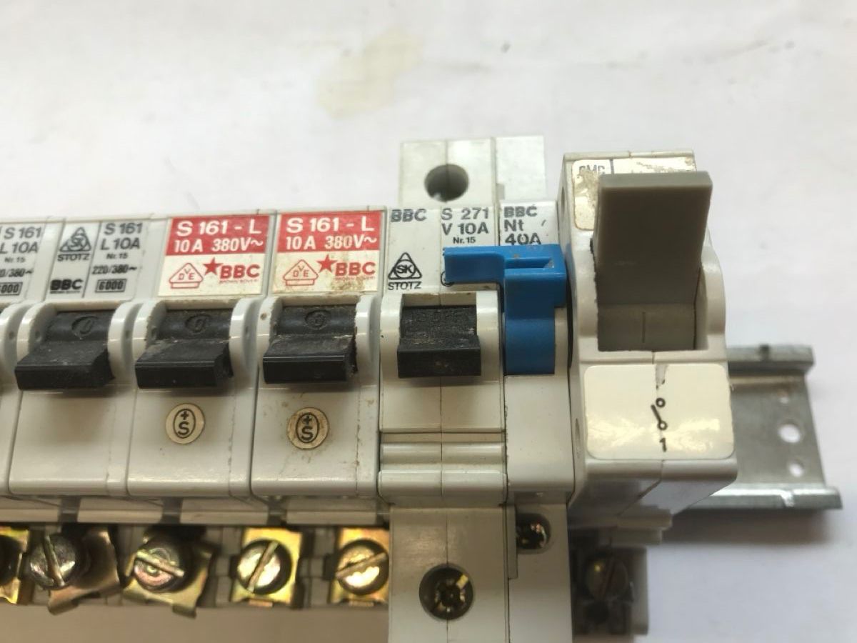 Elektronikbauteile: Sicherungsautomaten – Gebraucht aus Küblis von hypofacto 5
