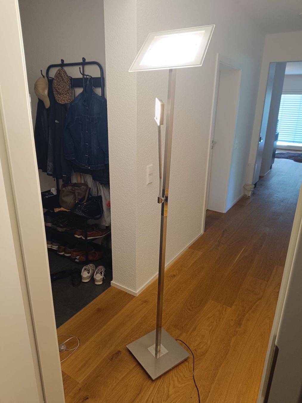 Lampade: Stehlampe quadratisch, Metall, für Wohn- oder Schlafzimmer. – Usato da Kandern venduto da pestalozzi04 1
