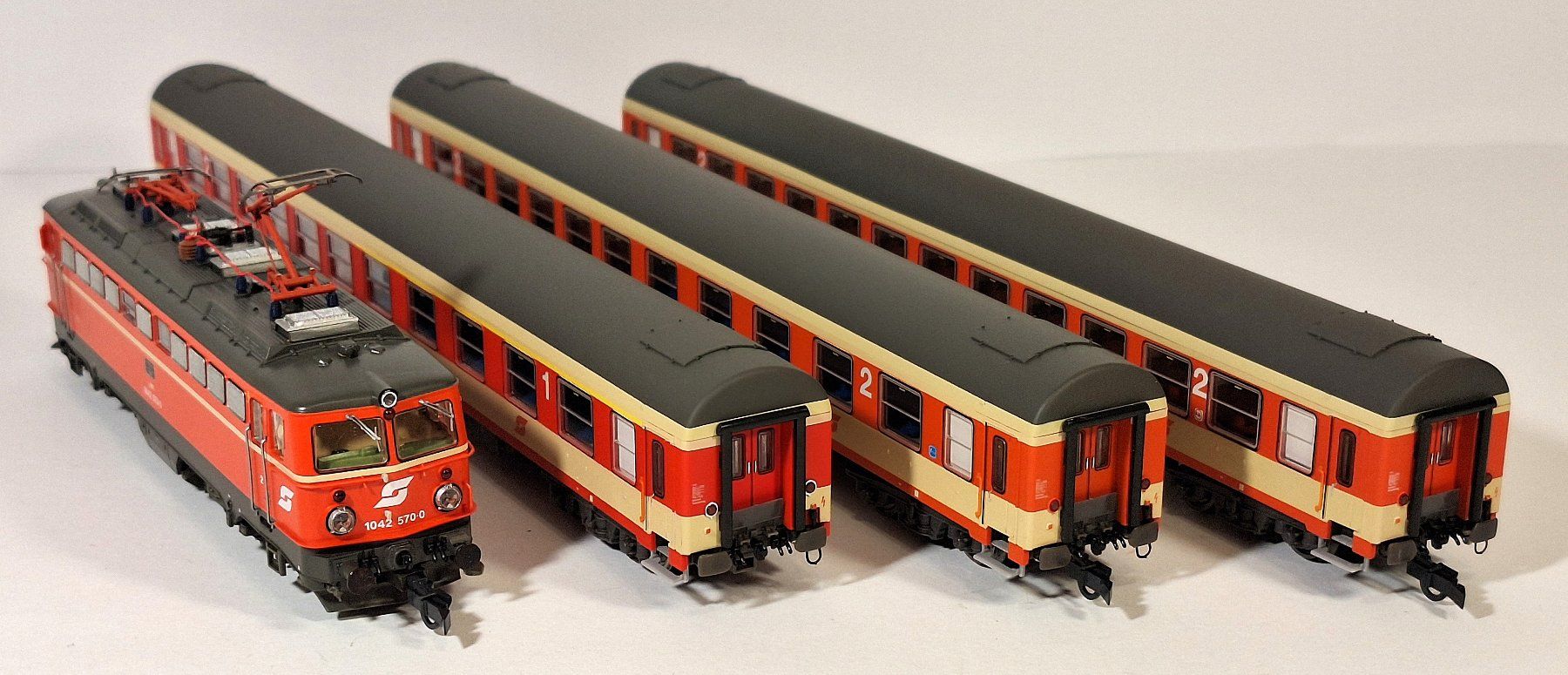 Roco Modellini di ferrovie: ÖBB 1042 mit Abteilwagen – Usato da Bern venduto da BahnliebhaberRe420 7