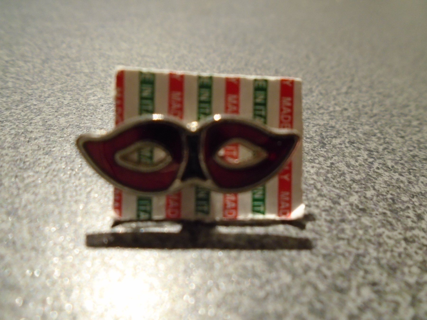 Spille & Fermagli: Pin Maske rot – Usato da Zürich venduto da abraxas1291