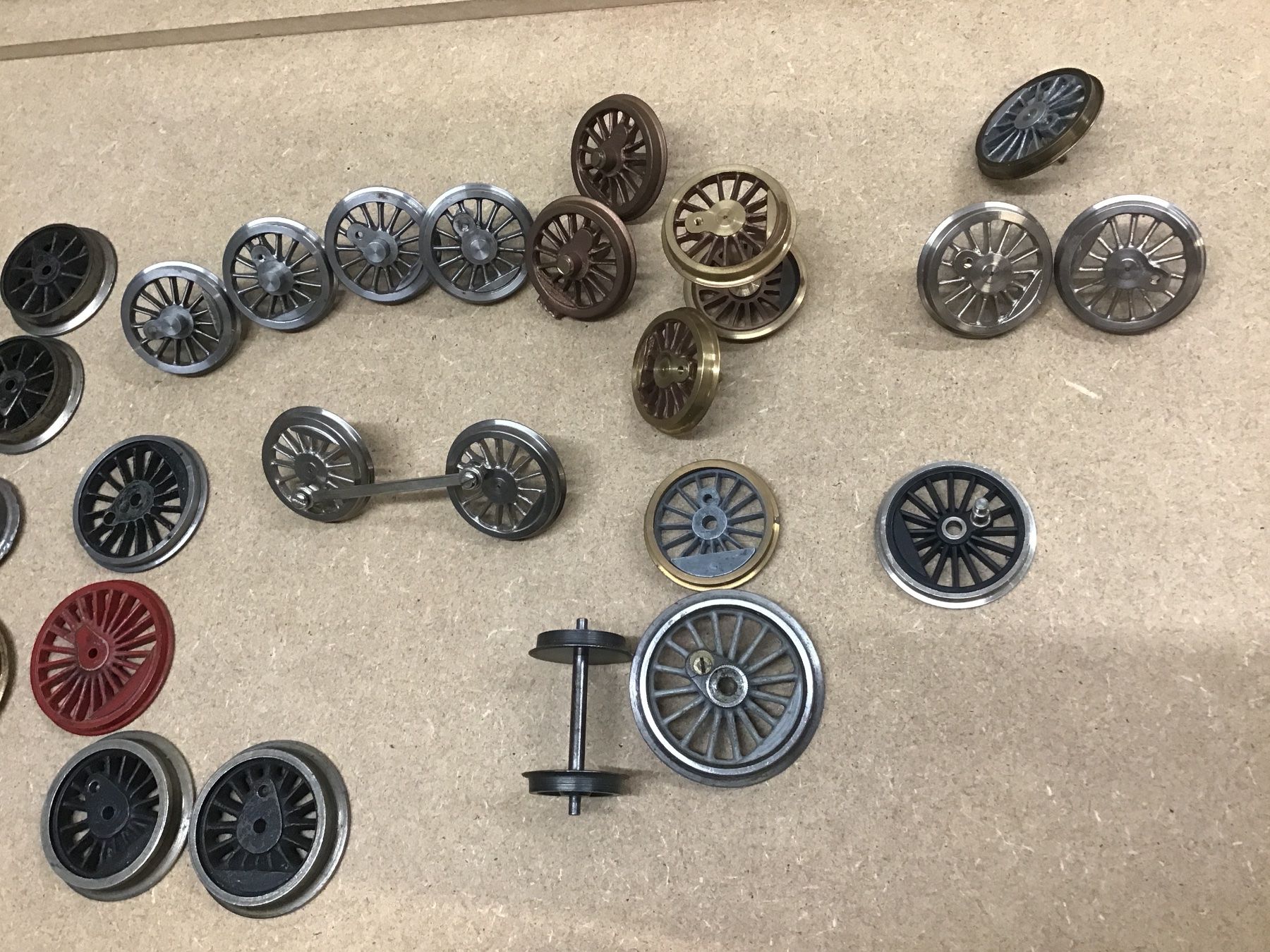 Modellini di ferrovie: Diverse Sammlung Modellbahn-Räder, verschiedene spur0 – Usato da Männedorf venduto da Spezial-Modelle 1