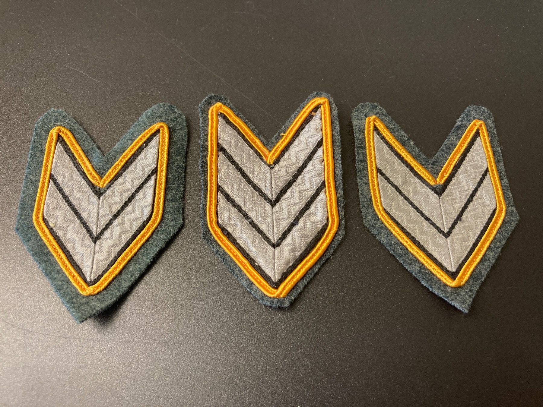 Schweizer Armee Placchette & Badge: 3 Funktionsstufen Abzeichen Hilfsdienst Schweizer Armee – Usato da Brütten venduto da Hst1