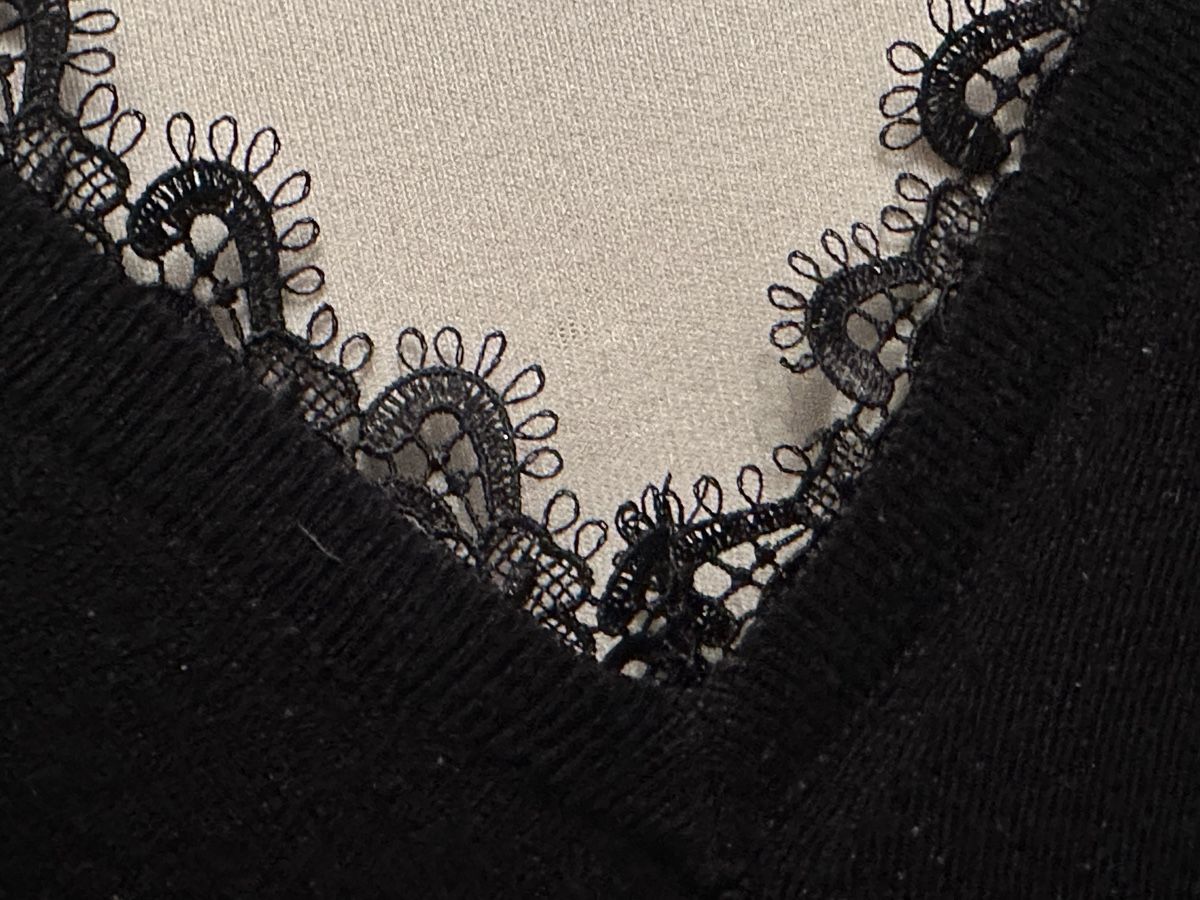 Zara Maglioni & Felpe: ZARA - V-Pullover mit Spitzenausschnitt Gr. L, black – Usato da Dübendorf venduto da san_tt6m 2