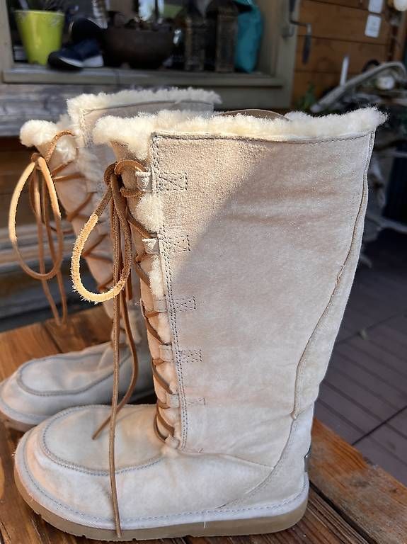 Scarpe da donna: UGG hohe Lammfell-Stiefel  Gr. 39 – Usato da Ettiswil venduto da Devitas 1
