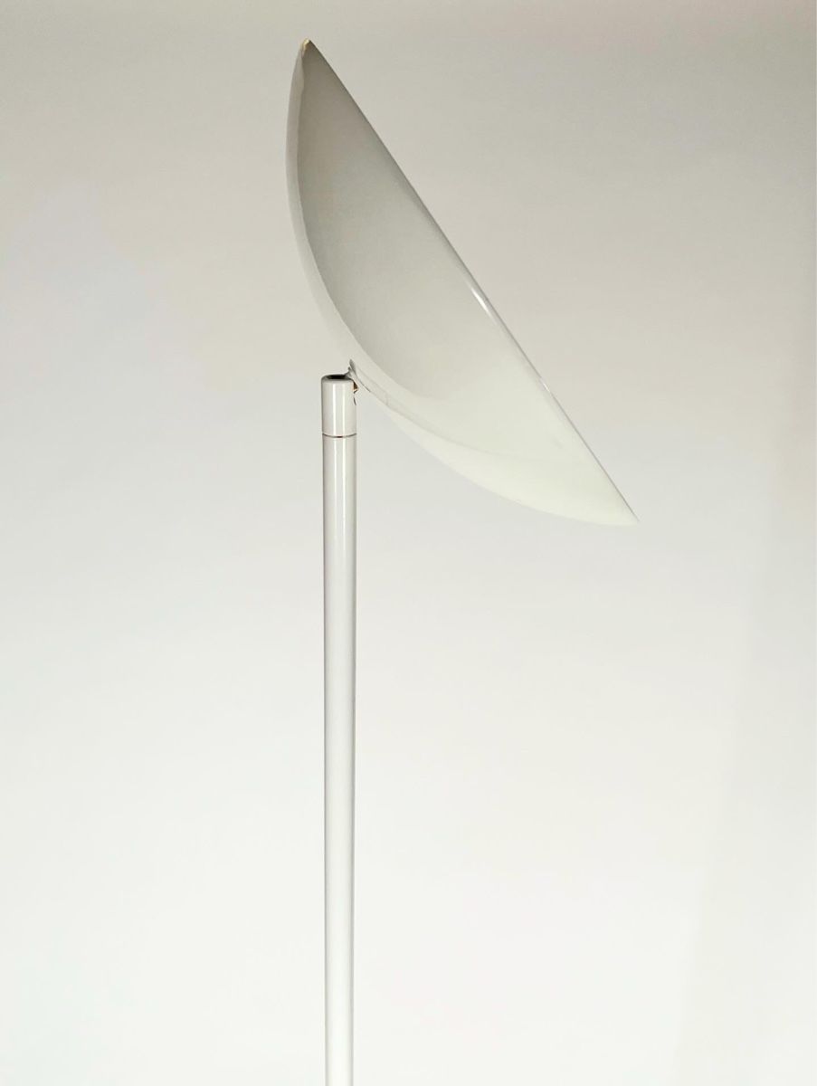 Lampade: Weisse Stehlampe, 1980 – Usato da St. Gallen venduto da fundstaette 1